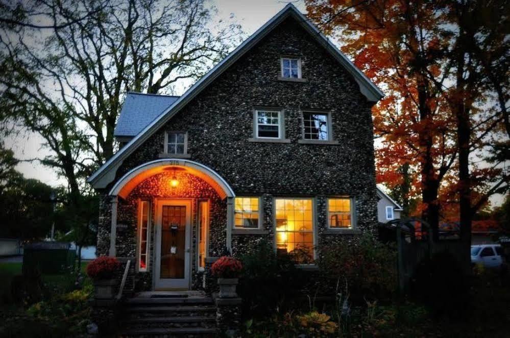 Aberdeen Stone Cottage B&B Траверс Сити Экстерьер фото