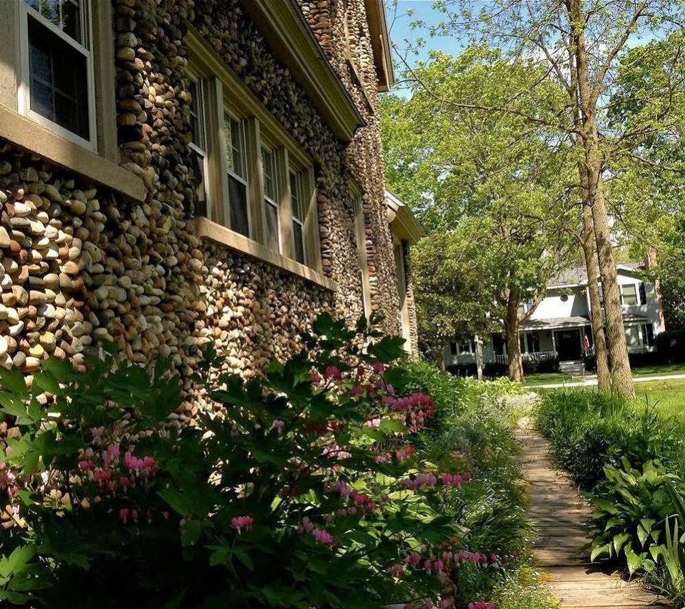 Aberdeen Stone Cottage B&B Траверс Сити Экстерьер фото